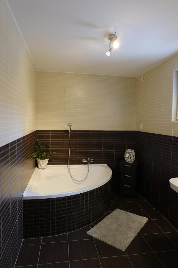 Kajari Apartmanhaz Balatonfőkajár Dış mekan fotoğraf